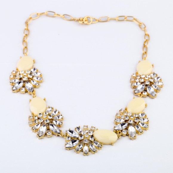 NEW Clear Crystal & Cream Resin Statement Necklace - Picture 1 of 3
